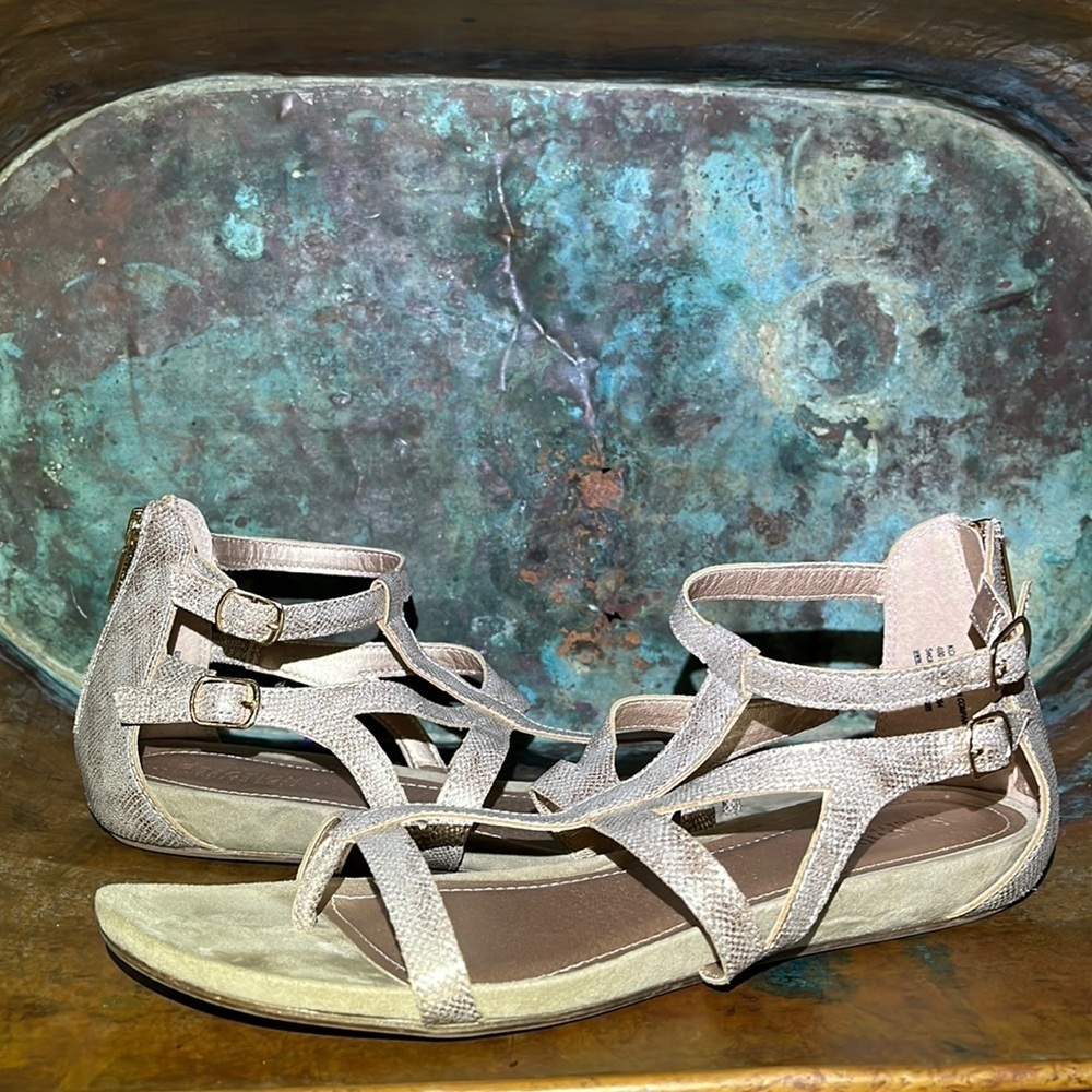 Reaction Kenneth Cole Sandals size 9 Strappy Gladiator Tan and Gold Tone - Picture 2 of 16